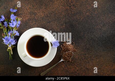 Zichorien trinken und Blumen. Gesundes Kräutergetränk, Kaffee-Ersatz. Draufsicht. Stockfoto