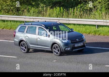 2017 grau Dacia Logan MCV Stpway SE Summit TCE; Fahrzeuge, die Fahrzeuge auf britischen Straßen fahren, Motoren, Fahrzeuge auf dem Autobahnnetz der M6. Stockfoto