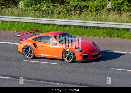 2016 Orange Porsche 911 GT3 RS; Fahrzeuge, die Fahrzeuge auf britischen Straßen fahren, Motoren, auf dem Autobahnnetz der M6. Stockfoto