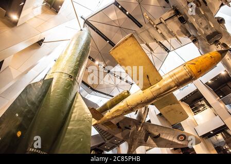 LONDON, Vereinigtes Königreich — die aus dem Zweiten Weltkrieg stammende V1-Flugbombe und die V2-Rakete sind in der Haupthalle des Imperial war Museum London zu sehen. Diese deutschen "Rachewaffen", die die britische Zivilbevölkerung in den letzten Phasen des Krieges terrorisierten, dienen als deutliche Erinnerung an die technologischen Fortschritte und die menschlichen Kosten des Konflikts. Stockfoto