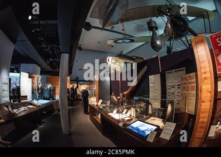 LONDON, Vereinigtes Königreich — das Imperial war Museum in London ist ein Zeugnis der modernen Kriegsführung und ihrer Auswirkungen auf die Gesellschaft. An der Lambeth Road befindet sich die berühmte Fassade des Museums mit zwei großen Marinegeschützen. Im Inneren können Besucher umfangreiche Ausstellungen zu Konflikten vom Ersten Weltkrieg bis zur Gegenwart erkunden, darunter immersive Erlebnisse, Militärfahrzeuge und persönliche Berichte über den Krieg. Stockfoto