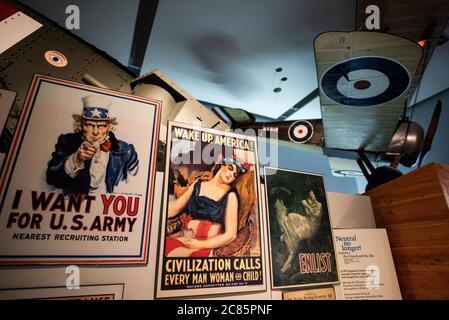 LONDON, Großbritannien — Eine Sammlung amerikanischer Propagandaplakate ist im Imperial war Museum London ausgestellt und zeigt eindrucksvolle Beispiele visueller Botschaften aus der Zeit des Zweiten Weltkriegs. Diese historischen Kunstwerke veranschaulichen die Bemühungen der Vereinigten Staaten, öffentliche Unterstützung zu mobilisieren, die Moral zu stärken und die Teilnahme an den Kriegsanstrengungen während beider Weltkriege zu fördern. Das Imperial war Museum beherbergt eine der weltweit umfangreichsten Sammlungen konfliktbezogener Artefakte und Dokumente. Die amerikanischen Propagandaplakate sind wichtige Beispiele dafür, wie grafisches Design und überzeugende Bilder aussehen Stockfoto