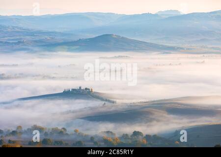 Typische Ansicht der Toskana Tal mit Herbstnebel bedeckt bei Sonnenaufgang in der Nähe von Castiglione d'Orcia , im Val d'Orcia, Provinz Siena, Toskana, I Stockfoto