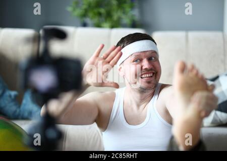 Kind junge Brünette männlich posiert auf Kamera Stockfoto