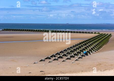 New Brighton Strand am Wirral in der Sonne zeigt die massiven Betonbrecher Meer Verteidigung. Stockfoto