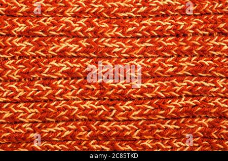 Knallorange und gelb gestrickter strukturierter Hintergrund. Winter weihnachten Hintergrund Stockfoto