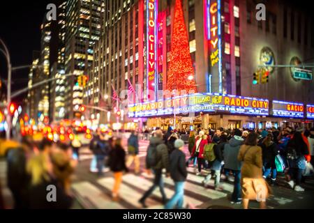 Eine Menschenmenge überquert die 6th Avenue vor der Radio City Music Hall Stockfoto