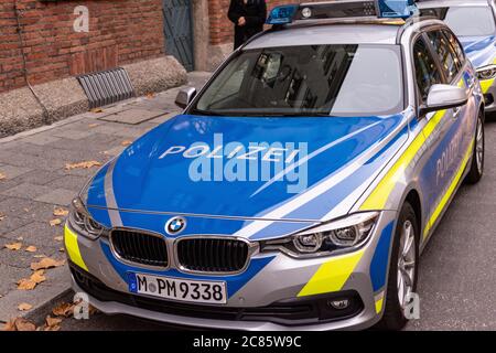 München, Deutschland - Oktober 26 2018: Vor einer Polizeistation in der Innenstadt wird ein deutsches Polizeiauto geparkt Stockfoto