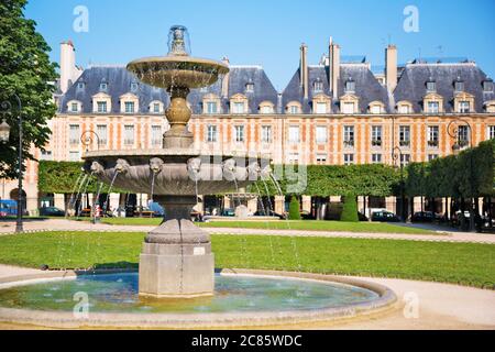 Garten & Brunnen in wundervoller und sehr eleganter Place des Vosges, Paris Stockfoto
