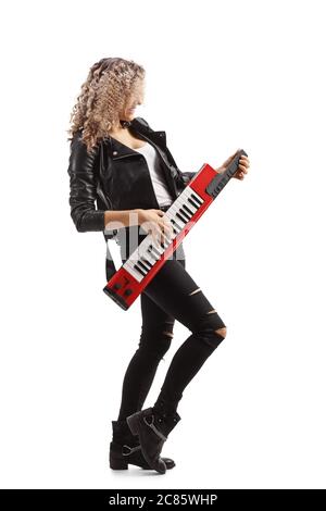 Frau spielt einen roten Keytar-Synthesizer isoliert auf weißem Hintergrund Stockfoto