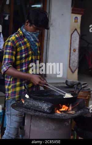 Hyderabad, Telangana, Indien. juli-20-2020: indischer junger Mann, der Jilebi auf der Straße vorbereitet, während er Gesichtsmaske trägt, Corona Pandemie-Koncet Stockfoto