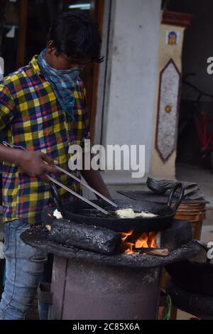 Hyderabad, Telangana, Indien. juli-20-2020: indischer junger Mann, der Jilebi auf der Straße vorbereitet, während er Gesichtsmaske trägt, Corona Pandemie-Koncet Stockfoto