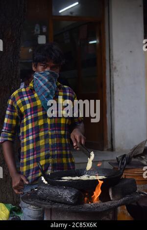 Hyderabad, Telangana, Indien. juli-20-2020: indischer junger Mann, der Jilebi auf der Straße vorbereitet, während er Gesichtsmaske trägt, Corona Pandemie-Koncet Stockfoto