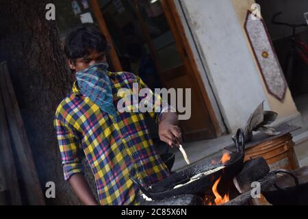 Hyderabad, Telangana, Indien. juli-20-2020: indischer junger Mann, der Jilebi auf der Straße vorbereitet, während er Gesichtsmaske trägt, Corona Pandemie-Koncet Stockfoto