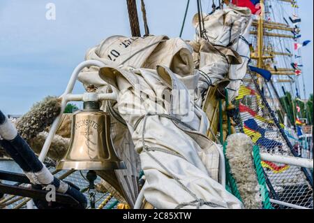 Glocke und Schleier der russischen Viermastbarke Kruzenschtern in Dünkirchen, Frankreich Stockfoto