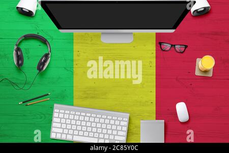 Mali Flagge Hintergrund mit Kopfhörer, Computer-Tastatur und Maus auf nationalen Büro Schreibtisch table.Top Ansicht mit Copy Space.Flat Lay. Stockfoto