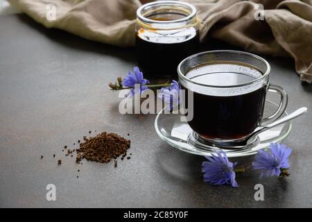 Nützliches Chicorée Getränk und blaue Blumen. Gesundes Kräutergetränk, Kaffee-Ersatz. Stockfoto