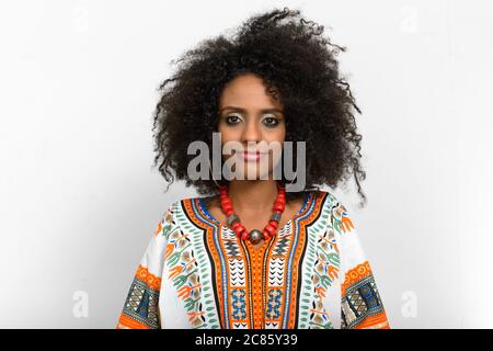 Junge schöne afrikanische Frau mit Afro-Haar in traditioneller Kleidung Stockfoto