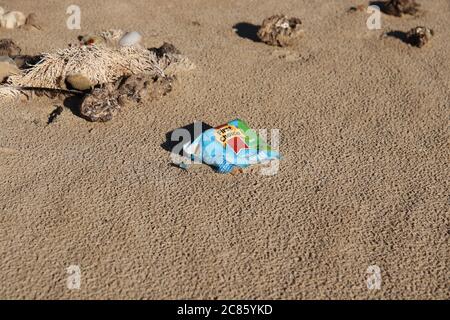 PORT ELIZABETH, SÜDAFRIKA - 12. Jul 2020: Müll und Algen, die an einer Küste aufgewaschen sind. Bild des Konzepts Meeresverschmutzung. Stockfoto