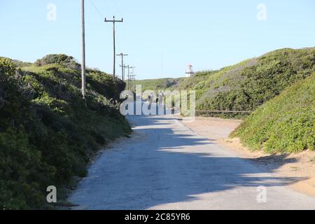 PORT ELIZABETH, SÜDAFRIKA - 12. Jul 2020: Zwei Personen joggen im Naturschutzgebiet Cape Recife. Dies ist eine beliebte Touristenattraktion in der Stadt. Stockfoto