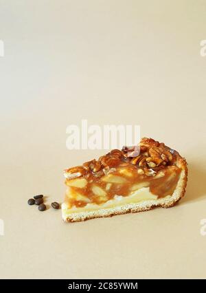 Appetitliche Scheibe veganer Pecan-Apfelkuchen Stockfoto