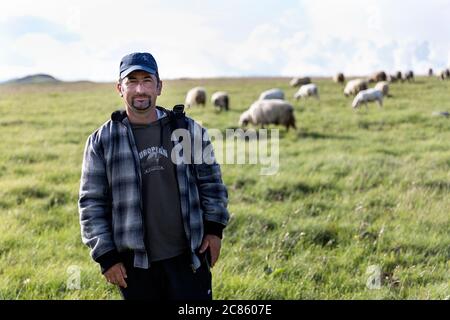 Ein Hirte mit seinen Schafen auf der Weide, Durmitor NP, Montenegro Stockfoto