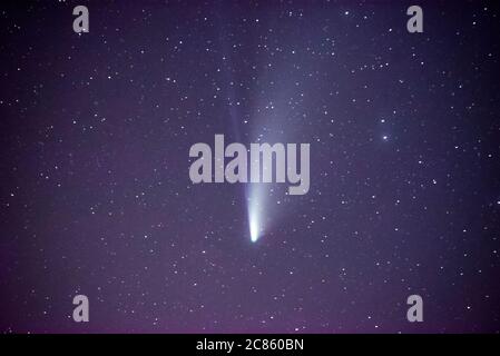 TUHINJ TAL, SLOWENIEN - 20. JULI 2020: Komet Neowise, gesehen am Abendhimmel aus Tuhinj Tal in Slowenien Stockfoto