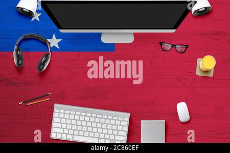 Samoa Flagge Hintergrund mit Kopfhörer, Computer-Tastatur und Maus auf nationalen Büro Schreibtisch Tisch.Draufsicht mit Copy Space.Flat Lay. Stockfoto