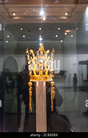 Eine goldene Krone aus dem Seobongchong National Treasure No. 339, Gyeongju National Museum, Nord-Gyeongsang Provinz, Südkorea Stockfoto