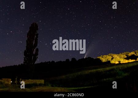 Komet Neowise, C2020 F3, am Himmel von Herreruela de Castilleria, Palencia. Spanien Stockfoto