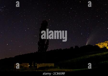 Komet Neowise, C2020 F3, am Himmel von Herreruela de Castilleria, Palencia. Spanien Stockfoto