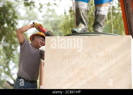 Austin, Texas, USA. August 2015. Eine Statue des konföderierten Führers JEFFERSON DAVIS aus dem Jahr 1933 wird am Sonntag aus der South Mall der University of Texas entfernt, nachdem UT-Präsident Gregory Fenves sie freiließ, um sie zusammen mit einer Begleitsstatue von Präsident Woodrow Wilson in einem Campus-Museum zu platzieren. Rassistisch motivierte Schießereien in den USA haben dazu aufgerufen, kulturelle Ikonen des Südkonföderierten zu überarbeiten. Kredit: Bob Daemmrich/ZUMA Wire/Alamy Live Nachrichten Stockfoto