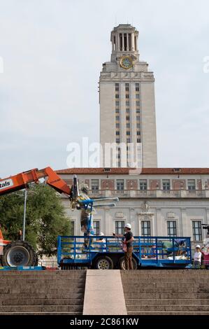 Austin, Texas, USA. August 2015. Eine Statue des konföderierten Führers JEFFERSON DAVIS aus dem Jahr 1933 wird am Sonntag aus der South Mall der University of Texas entfernt, nachdem UT-Präsident Gregory Fenves sie freiließ, um sie zusammen mit einer Begleitsstatue von Präsident Woodrow Wilson in einem Campus-Museum zu platzieren. Rassistisch motivierte Schießereien in den USA haben dazu aufgerufen, kulturelle Ikonen des Südkonföderierten zu überarbeiten. Kredit: Bob Daemmrich/ZUMA Wire/Alamy Live Nachrichten Stockfoto