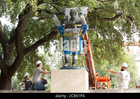 Austin, Texas, USA. August 2015. Eine Statue des konföderierten Führers JEFFERSON DAVIS aus dem Jahr 1933 wird am Sonntag aus der South Mall der University of Texas entfernt, nachdem UT-Präsident Gregory Fenves sie freiließ, um sie zusammen mit einer Begleitsstatue von Präsident Woodrow Wilson in einem Campus-Museum zu platzieren. Rassistisch motivierte Schießereien in den USA haben dazu aufgerufen, kulturelle Ikonen des Südkonföderierten zu überarbeiten. Kredit: Bob Daemmrich/ZUMA Wire/Alamy Live Nachrichten Stockfoto