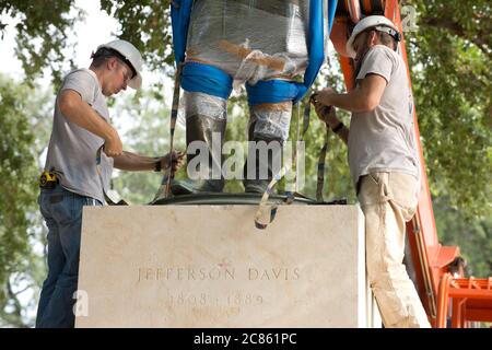 Austin, Texas, USA. August 2015. Eine Statue des konföderierten Führers JEFFERSON DAVIS aus dem Jahr 1933 wird am Sonntag aus der South Mall der University of Texas entfernt, nachdem UT-Präsident Gregory Fenves sie freiließ, um sie zusammen mit einer Begleitsstatue von Präsident Woodrow Wilson in einem Campus-Museum zu platzieren. Rassistisch motivierte Schießereien in den USA haben dazu aufgerufen, kulturelle Ikonen des Südkonföderierten zu überarbeiten. Kredit: Bob Daemmrich/ZUMA Wire/Alamy Live Nachrichten Stockfoto