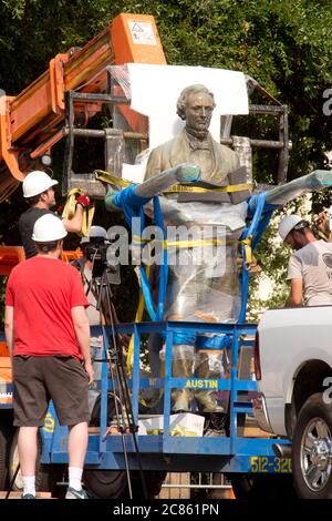 Austin, Texas, USA. August 2015. Eine Statue des konföderierten Führers JEFFERSON DAVIS aus dem Jahr 1933 wird am Sonntag aus der South Mall der University of Texas entfernt, nachdem UT-Präsident Gregory Fenves sie freiließ, um sie zusammen mit einer Begleitsstatue von Präsident Woodrow Wilson in einem Campus-Museum zu platzieren. Rassistisch motivierte Schießereien in den USA haben dazu aufgerufen, kulturelle Ikonen des Südkonföderierten zu überarbeiten. Kredit: Bob Daemmrich/ZUMA Wire/Alamy Live Nachrichten Stockfoto