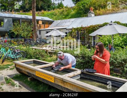 Besucher, die im historischen chinesischen Siedlungsviertel Arrowtown, Neuseeland, nach Gold schamten Stockfoto