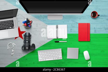 Djibouti Flagge Hintergrund mit Kopfhörer, Kamera, Notebook und Maus auf nationalen Büro Schreibtisch Tisch.Draufsicht mit Copy Space.Flat Lay. Stockfoto