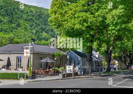 Café/Bar in einem der historischen Bergarbeiterhütten an der Avenue of Trees, Arrowtown, Otago, Neuseeland Stockfoto