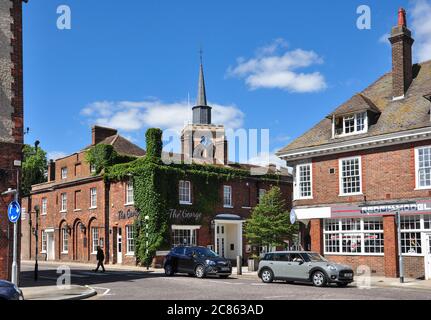 Hitchin Street, (mit 'The George' an der Ecke Church Street und der Kirche dahinter), Baldock, Hertfordshire, England, Großbritannien Stockfoto