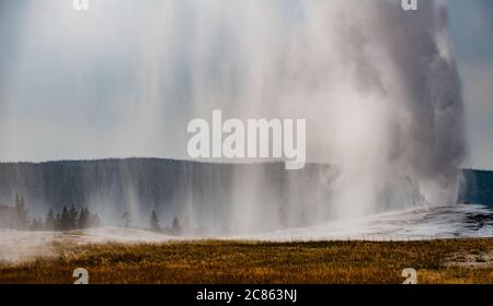 Old Faithful Geysir im Yellowstone National Park, Wyoming, USA Stockfoto