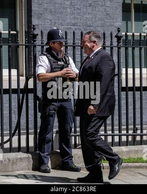 Westminster, London, Großbritannien. Juli 2020. Mike Pompeo, Außenminister der Vereinigten Staaten, geht während seines Besuchs in Großbritannien die Downing Street hinauf. Pompeo trifft heute mit Premierminister Boris Johnson und Außenminister Dominic Raab sowie mit Wirtschaftsführern zusammen. Kredit: Imageplotter/Alamy Live Nachrichten Stockfoto