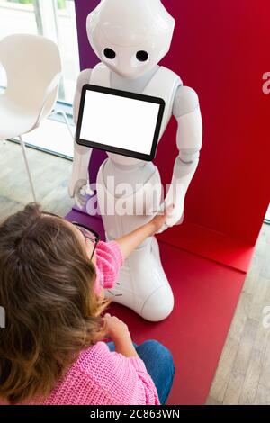 Eine Frau kommuniziert mit einem Roboter Berater Stockfoto