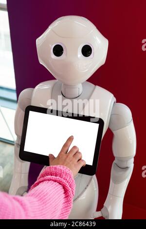 Eine Frau kommuniziert mit einem Roboter Berater Stockfoto