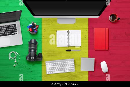 Mali Flagge Hintergrund mit Kopfhörer, Kamera, Notebook und Maus auf nationalen Büro Schreibtisch Tisch.Draufsicht mit Copy Space.Flat Lay. Stockfoto