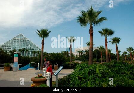 Galveston, Texas USA, 2004: Exterieur of Moody Gardens mit markanter Glaspyramide. ©Bob Daemmrich Stockfoto