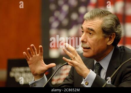 Austin, Texas 31. Oktober 2005: US-Handelsminister Carlos Gutierrez nimmt an einer Podiumsdiskussion zum Schutz geistigen Eigentums an der University of Texas School of Law Teil. Der in Kuba geborene Gutierrez ist der ehemalige CEO von Kraft Foods und der erste Hispanic in einem Kabinettsposten von Bush. ©Bob Daemmrich Stockfoto