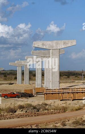 Manor, Texas USA, 7. November 2005: Die Bauarbeiten werden auf der Texas 130 an der Kreuzung mit der U.S. 290 in der Nähe von Manor fortgesetzt. Die Umgehungsstraße zu IH35 in Austin wird voraussichtlich Mitte 2007 fertiggestellt sein. ©Bob Daemmrich Stockfoto