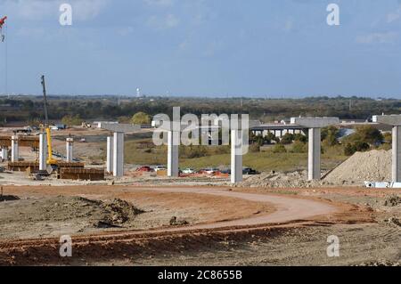 Manor, Texas USA, 7. November 2005: Die Bauarbeiten werden auf der Texas 130 an der Kreuzung mit der U.S. 290 in der Nähe von Manor fortgesetzt. Die Umgehungsstraße zu IH35 in Austin wird voraussichtlich Mitte 2007 fertiggestellt sein. ©Bob Daemmrich Stockfoto