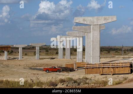 Manor, Texas USA, 7. November 2005: Die Bauarbeiten werden auf der Texas 130 an der Kreuzung mit der U.S. 290 in der Nähe von Manor fortgesetzt. Die Umgehungsstraße zu IH35 in Austin wird voraussichtlich Mitte 2007 fertiggestellt sein. ©Bob Daemmrich Stockfoto